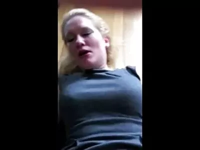 Rothaarige Lady schiebt einen geile alte weiber kostenlos Finger zwischen ihren Muff