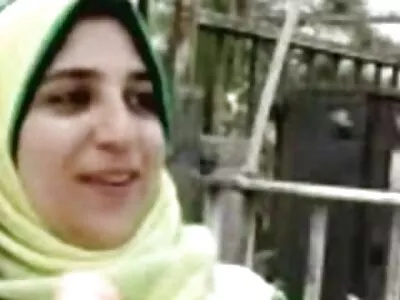 Blondes Babe Danielle Derek mit riesigen reife ladys porn Titten lutscht Schwänze und hat Sex mit einem Nachbarn