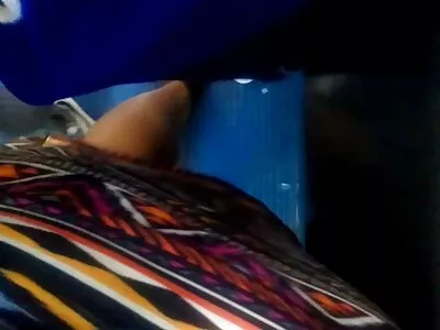 Geile pornovideos mit reifen frauen MILF namens Zara genießt es, mit ihrer nassen Muschi zu spielen