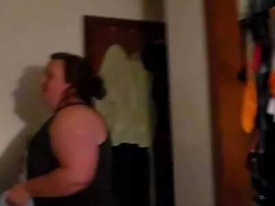 Sexy geile reife oma schwarzhaarige Herrin lutscht ihren Kollegen