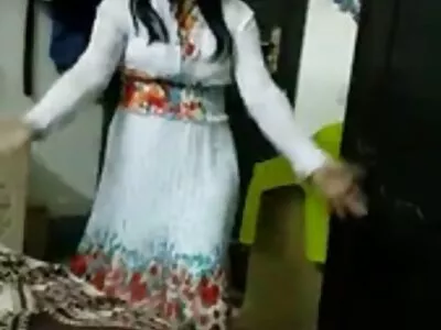 Die lockige Ebenholz Milu Blaze bläst und fickt weißen reife damen porn Schwanz am Pool