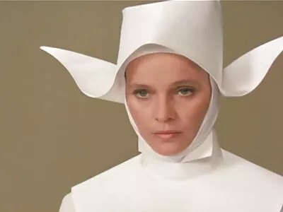 Die eingefärbte porno reife frauen kostenlos Göttin Romi Rain wird von einem muskulösen Kerl hart gefickt