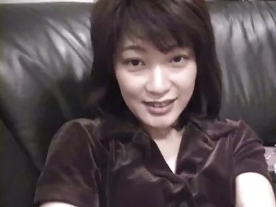 Nuttige brünette Spreizung und tief in die sexfilm reife frauen Kehle geknallter Hardcore