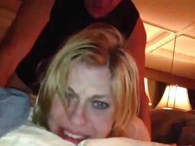 Glücklicher Kerl wird von gratis pornos alte weiber zwei wunderschönen jungen Babes massiert und gefickt